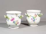 deux vases blancs ornés de motifs floraux, placés côte à côte