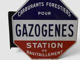 un panneau rouge, blanc et bleu sur lequel on peut lire « Gazognes – station de ravitaillement »