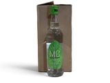 la bouteille d'alcool est posée devant une boîte en carton