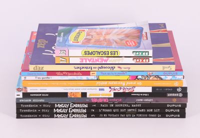 plusieurs livres empilés sur une table