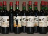 six bouteilles de vin sont alignées sur une table