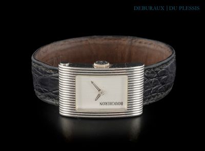 gros plan d'une montre-bracelet sur une surface noire