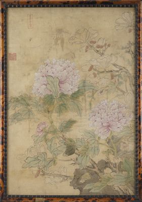 une image représentant un tableau de fleurs et d'oiseaux dans un cadre en bois