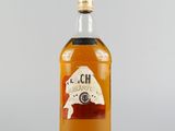 une photo d'une bouteille de whisky posée sur une table