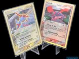 deux cartes pokemon posées l'une sur l'autre sur une table