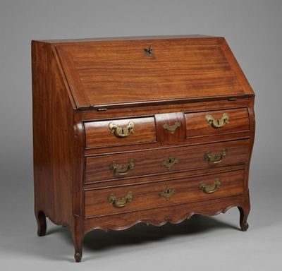 Commode scriban en acajou massif ouvrant à quatre tiroirs, l…