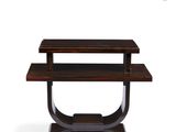 un gros plan d'une table surmontée d'une étagère