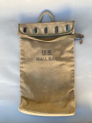 un vieux sac postal américain accroché au mur