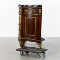 Commode à marqueterie et ferrures en bronze, plateau en marb… (photo 5)