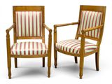 deux chaises en bois avec des assises et des accoudoirs rembourrés à rayures