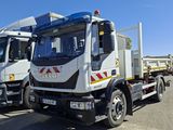 deux camions garés sur un parking