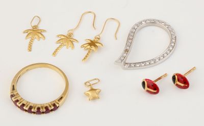 une collection de bijoux comprenant des boucles d'oreilles, des bagues et des bagues