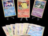 Plusieurs cartes Pokémon sont alignées les unes à côté des autres sur un fond noir.