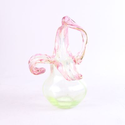 un vase en verre contenant une fleur rose