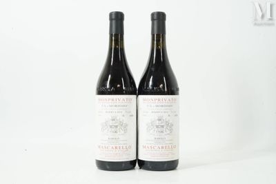 deux bouteilles de vin rouge posées l'une à côté de l'autre sur une surface blanche