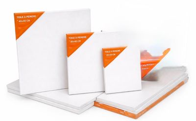 trois livres blancs et orange sont empilés les uns sur les autres