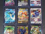 beaucoup de cartes pokemon sur la table