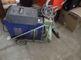 une petite machine posée sur un chariot