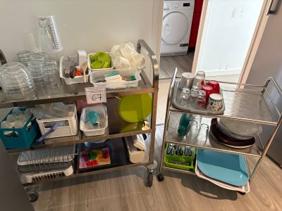 un chariot de cuisine sur lequel sont posés des plats, dans la cuisine