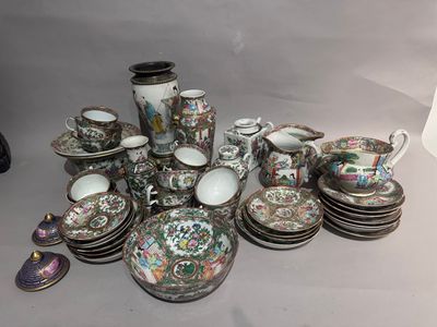 beaucoup d'assiettes et de tasses en porcelaine sur la table