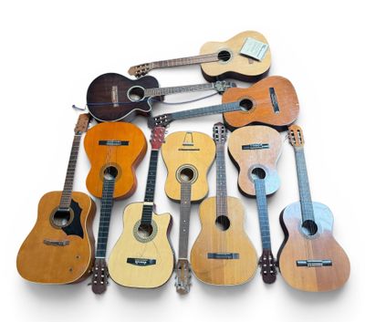 a lot of guitars that are lined up together