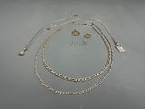 deux colliers et une paire de boucles d'oreilles posés sur une table