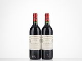 deux bouteilles de vin rouge posées sur une table