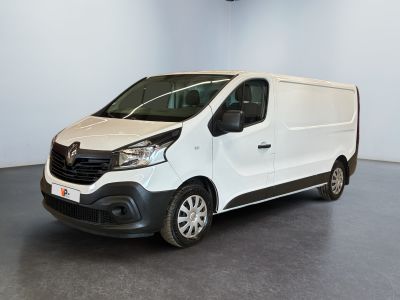 La camionnette blanche est garée dans une grande pièce.