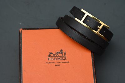 ceinture Hermès en cuir noir avec boucle plaquée or