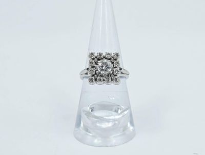 bague en argent ornée d'un bouquet de diamants au sommet d'un cône transparent