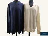 deux pulls pour homme sur un mannequin, avec une chemise blanche et bleue