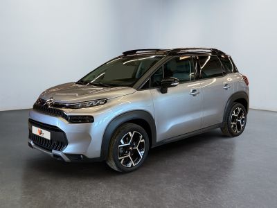 le nouveau suv de citrole est garé dans une salle d'exposition