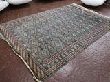 un grand tapis sur le sol d'un salon