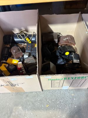 deux cartons d'objets hétéroclites posés sur le sol