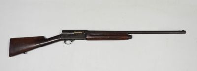 un fusil posé sur une table