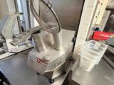 une machine posée sur une table dans une cuisine