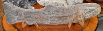un poisson posé sur une table en bois