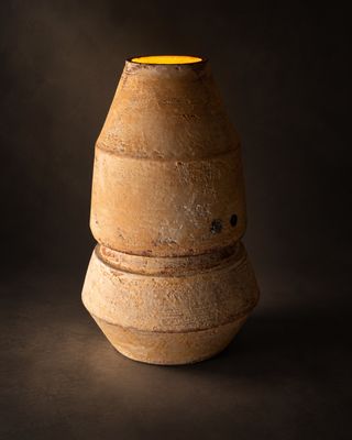 un vase posé sur une table à fond noir