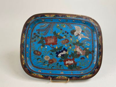 un plateau bleu orné de fleurs et d'oiseaux