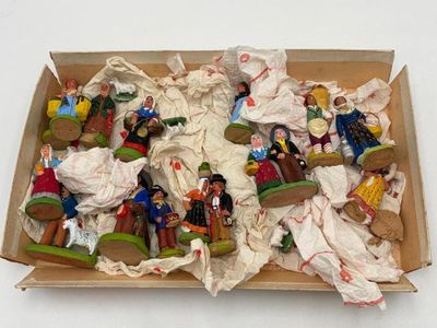 une boîte en carton contenant tout un tas de figurines