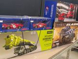 de nombreuses boîtes de petits véhicules sur une table