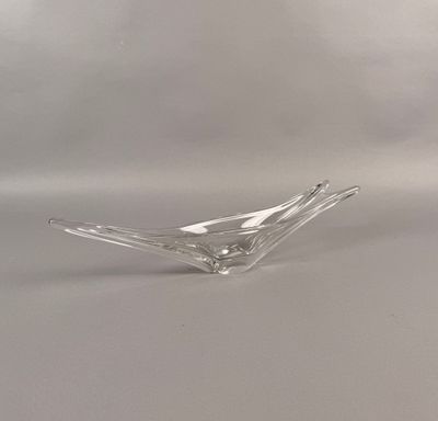 un saladier en verre transparent posé sur une table, avec une cuillère à l'intérieur