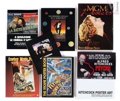 Diverses affiches de films sont exposées sur un fond blanc