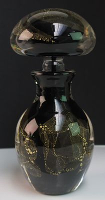 un vase en verre orné d'un motif noir et or