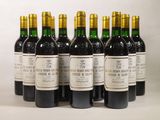 six bouteilles de vin sont alignées sur une table