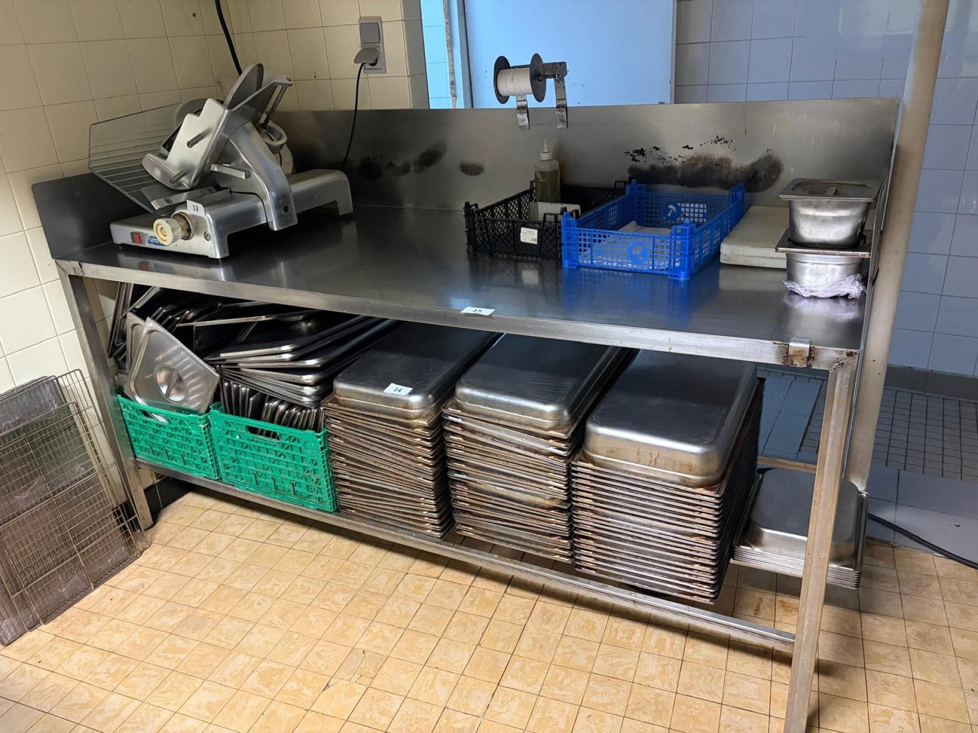 Table inox env 200cms un plateau avec dosseret