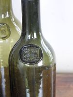 SIX BOUTEILLES en verre soufflé avec écusson. (photo 5)