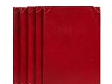 trois livres rouges superposés sur une surface blanche