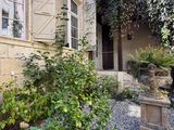 une image représentant une maison avec un jardin devant