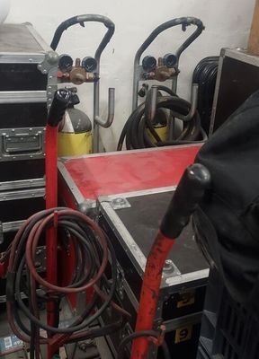 beaucoup d'outils et de matériel dans une pièce